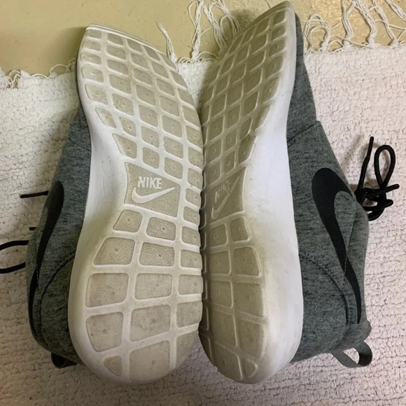 Nike Roshe Sneakers - Picture 5 of 6